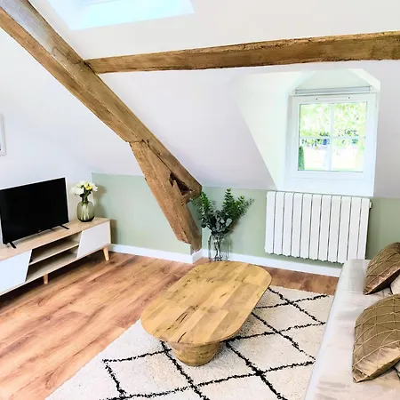 Ferienwohnung Joli Mansarde Au Calme - Le Jardin De L'Eveche A Votre Fenetre Lisieux Exterior foto