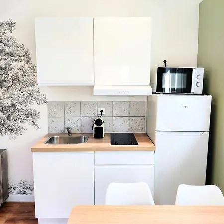 Ferienwohnung Joli Mansarde Au Calme - Le Jardin De L'Eveche A Votre Fenetre Lisieux Exterior foto