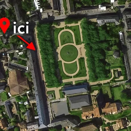 Ferienwohnung Joli Mansarde Au Calme - Le Jardin De L'Eveche A Votre Fenetre Lisieux Exterior foto