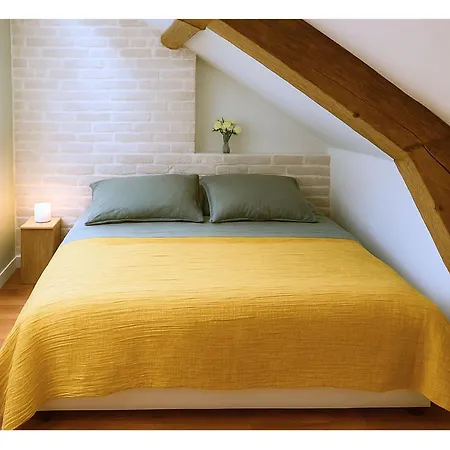 Ferienwohnung Joli Mansarde Au Calme - Le Jardin De L'Eveche A Votre Fenetre Lisieux Exterior foto